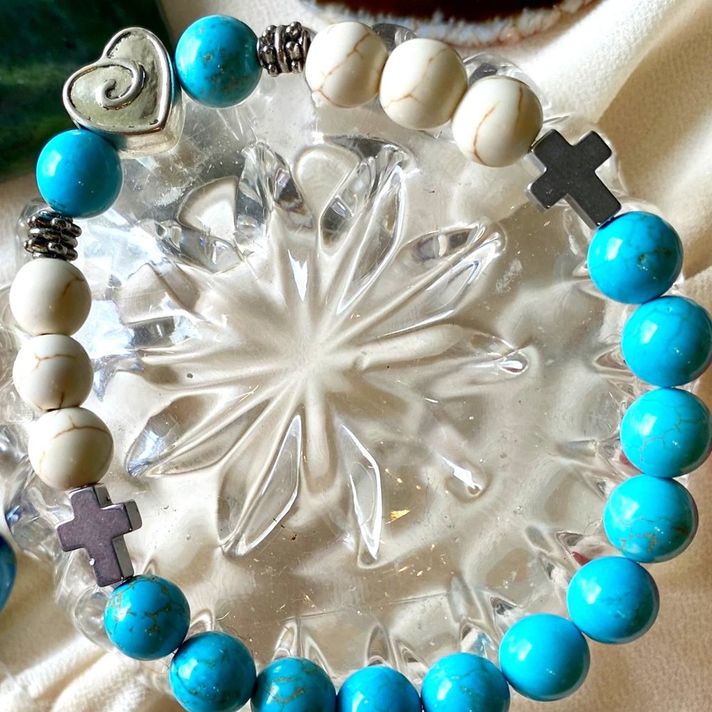 Turquoise and White Howelite precious stones with a silver color HEART Bracelet